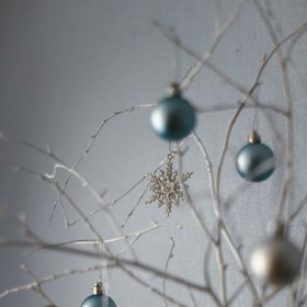 Zabodujete i s metalickými ozdobami, ovšem spíš než zlaté a stříbrné volte ty měděné, bronzové a platinové.