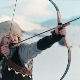 Herečka a zpěvačka Astrid S podstoupila kvůli roli Popelky výcvik v lukostřelbě a jízdě na koni.