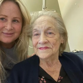 Kromě Sharon navštěvuje Dorothy v nemocnici i Kelly.