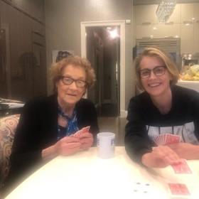 Sharon tak zbyla jednom maminka Dorothy, s níž herečka tráví hodně času ve společné domácnosti.
