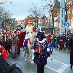 Nizozemského a vlámského Sinterklaase doprovází Černý Petr. Připomíná maurského sluhu.
