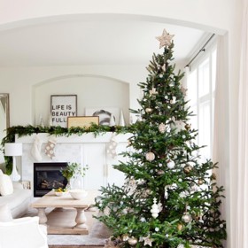 Minimalisté ozdoby ve světlých barvách, toť jeden z trendů letošních Vánoc.
