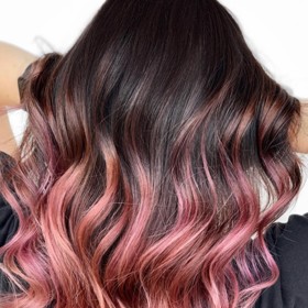 Živé překryvy - Příští rok přeje dramatickým barvám a toto by mohla být jedna z nich. "Vídám stále více a více přirozených barev vlasů s vesele obarvenými pramínky a také různé ombré styly s výraznými barvami u konečků," ozřejmuje vlasová stylistky Cynthia Lumzy. Podle ní půjde o nejžhavější trend příštího roku!