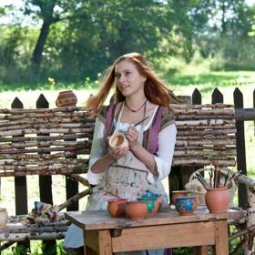 Když se mu ale narodí dcera Anička, začne se živit poctivým řemeslem.