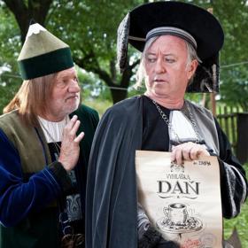 Tajemství staré bambitky: Král s královnou jsou pryč a zemi vládnou rádcové, kteří neustále zvyšují daně. Vše napraví až stará bambitka.