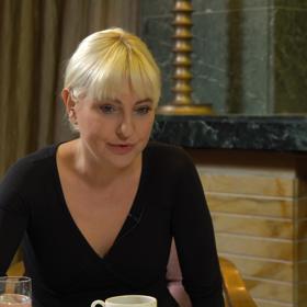 Spisovatelka Bára Nesvadbová přijala pozvání do pořadu Na kafeečko.