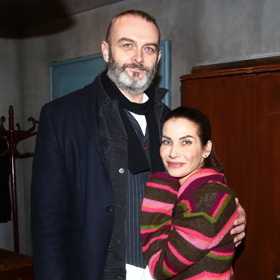 Od manžela, publicisty Reného Decastela, nedostává na Vánoce spodní prádlo, jak by se mohlo nabízet, nýbrž teplé ponožky.