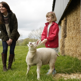 Děti a zvířátka vévodkyně neváhá pohladit ani na oficiálních návštěvách.