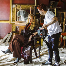 Natáčení videoklipu Easy On Me v říjnu minulého roku odhalilo úplně jinou Adele, která si postavou ani obličejem téměř není podobná.