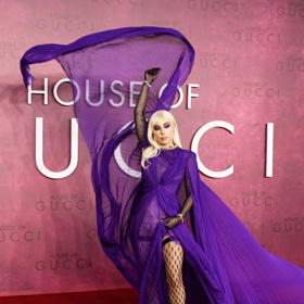 Příchod před fotografy si Lady Gaga náležitě užila.