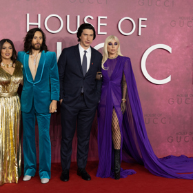 Delegace filmu Klan Gucci na premiéře v Londýně. Zleva Salma Hayek, Jared Leto, Adam Driver a Lady Gaga.