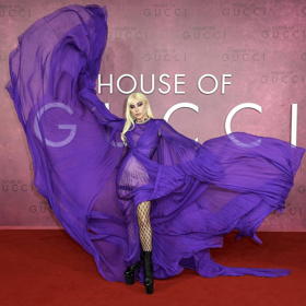 Na londýnskou premiéru filmu Klan Gucci dorazila Lady Gaga v pompézní fialové róbě.