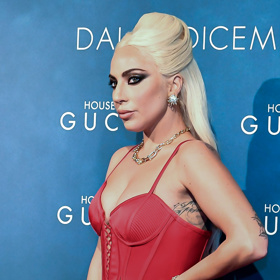 Premiéru v Itálii Lady Gaga ozvláštnila vášnivě rudými šaty a vyčesanými vlasy ve své typické blond barvě.