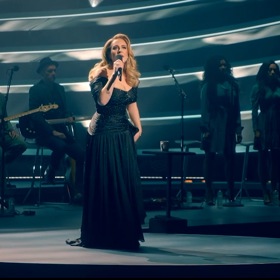 Za dva roky se Adele podařilo pohybem a zdravou stravou shodit téměř padesát kilo. Znát je to na jejím obličeji a pase.