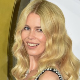 Claudia Schiffer se i v jednapadesáti letech pyšní zářivou pletí, a to díky pravidelnému pitnému režimu.