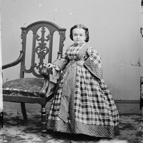 Divadelní herečka Lavinia Warren, která trpěla poruchou růstu (nanismem), byla na vrcholu své kariéry jednou z nejslavnějších osobností USA. Snímek je datován zhruba do poloviny šedesátých let 19. století.