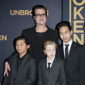 2014 - Jako osmiletá chodí Shiloh (dole uprostřed) do společnosti v oblecích. Stejně jako její bratři a táta.