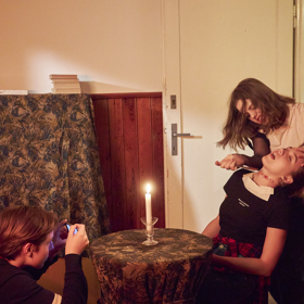 ...mládež se ovšem dokáže zabavit i sama. Točí hororový film.