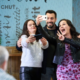 Václav Noid Bárta se v Ulici objevil už v roce 2011 coby člen kapely Masáci, pro kterou psal texty Pepan Pavlica (Tomáš Matonoha). Teď měl Noid příjemnější povinnosti - fotil se s fanynkami.