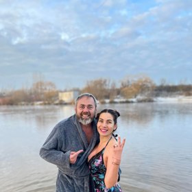 Svoji roli sehrálo v úbytku kilogramů také otužování. Moderátor Honza Dědek přijal pozvání Evy Decastelo, která navštívila jeho talkshow, a ráno se šel otužovat společně s ní.