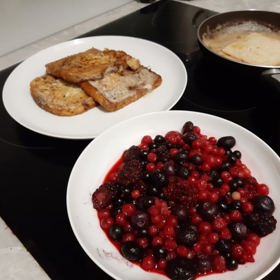 Pokud máte lesní ovoce mražené, dejte ho večer rozpustit do lednice. Ve směsi horkého másla ho v závěru smažení zahřejte, přidat můžete také cukr.