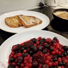 Toastový chléb obalíme ve směsi vajíčka, mléka, medu, soli a skořice. Následně ho smažíme na másle na mírném plameni, 2 až 3 minuty z každé strany.