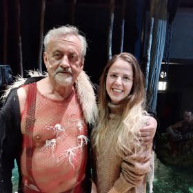 Richard Tesařík v kostýmu supa z muzikálu Mauglí zapózoval s redaktorkou Lifee.cz.