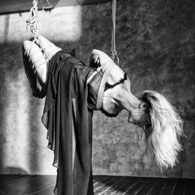 Nina Špitálníková si libuje v umění japonské bondage, kterou sama provozuje.