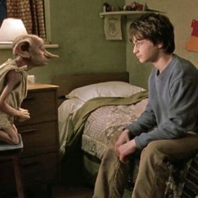 Harry Potter a Tajemná komnata: Před začátkem školního roku navštíví Harryho Pottera (Daniel Radcliffe) domácí skřítek Dobby, který malého čaroděje zatáhne do velkých problémů.