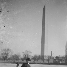 Společnost J. E. Hanger se specializovala na výrobu protetických pomůcek pro postižené. Na snímku, pořízeném ve Washingtonu kolem roku 1890 pro účely právě této firmy, bruslí muž s umělou končetinou.