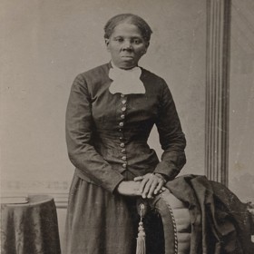 Harriet Tubman žila s poraněním mozku a pravidelnými bolestivými záchvaty. Během útěku z otrokářské plantáže ji totiž dozorce udeřil do hlavy. Snímek vznikl kolem roku 1870.
