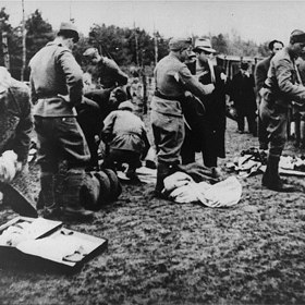 Po příjezdu do koncentračního tábora Jasenovac se vězni museli podrobit ponižující prohlídce.