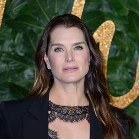 Stačí jí k tomu dva prostředky - grafitová tužka na náčrty a pomáda na obočí. První zmíněný prostředek je trnem v oku kožním lékařům. Podle nich může zanechávat na pokožce trvalé tmavé stopy, a navíc způsobovat alergie.
