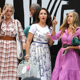 Hrdinky seriálu Sex ve městě řeší na společných sněmech důležité otázky života.
