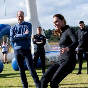 Kate je velká sportovkyně, takže když se poblíž naskytne míč, neváhá a vystřelí. K překvapení manžela Williama i přítomných fotografů.