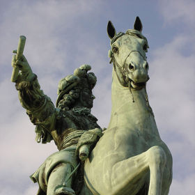 Před zámkem ve Versailles nesmí chybět dominanta v podobě sochy Ludvíka XIV.