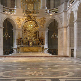 Součástí zámku ve Versailles je i tato královská kaple.