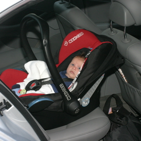 Rok 2005, syn Karla a Venduly Svobodových Jakub v dětské autosedačce.