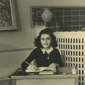 Anne Franková v amsterdamské montessori škole. Fotka pochází z roku 1940. Pak musela přestoupit na židovské lyceum.