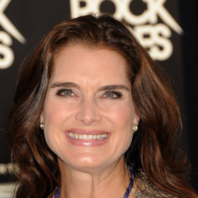 Brooke Shields přiznává, že se o obočí nikdy zvlášť nestarala. Nechala ho růst, jak příroda velela.