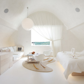 Výjimečný zážitek z pobytu umocňují pokrmy z lokálních surovin od místních farmářů. Majitelé se snaží využít plodnosti Pálavy a na vlastních políčkách pěstují zeleninu a ovoce. Pro recept se nebojí sáhnout ani do 100 let starých kuchařek.