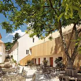 Absolutní vítěz Amazing Places 2021: Café Fara - Areál v jihomoravských Klentnicích provozuje už desátým rokem rodina Džiubanových, která zpočátku snila o malé kavárně nabízející domácí produkty. Jenže o jejich služby byl takový zájem, že v současné době poskytuje svým klientům mnohem více. V areálu s několika budovami kolem podlouhlého dvora s majestátním ořechem najdete barokní faru, kde se nachází kavárna, dřevěnou stodolu a starou školu, které slouží jako penzion, a také sallu terrenu se sklepem, kde se báječně snídá s výhledem na zahradu.