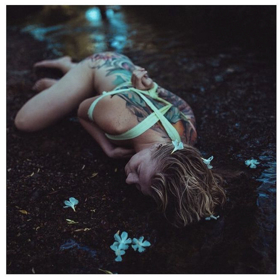 Fotky Niny Špitálníkové působí křehce žensky a zároveň velmi temně.