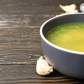 Základem hubnutí s polévkou je samozřejmě kuřecí nebo slepičí vývar, který obsahuje spoustu neškrobové zeleniny (brokolice, mrkev, květák).