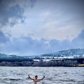 Začátkem ledna ve vlnách Lipna. Herec Roman Vojtek se prochladnutí nebojí, pravidelně totiž trénuje doma v jezírku.