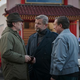 Devadesátky - 1. epizoda: Píše se rok 1993 a v tiché ulici dojde k nájemní vraždě. Pražské 1. oddělení musí vyřešit smrt obávaného bodyguarda. Pak ale začnou mrtvoly přibývat...