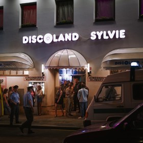 Devadesátky - 2. epizoda: Někdo zastřelil manželku Ivana Jonáka, majitele nechvalně proslulého Discolandu Sylvie, kde se setkávalo podsvětí, showbyznys a politika...