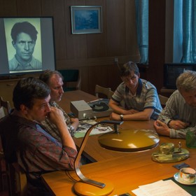 Devadesátky - 4. epizoda: Detektivové z 1. oddělení otevírají složité otázky. V Praze se ročně odehraje přes padesát vražd, kam vlastně mizí těla? A lze se vůbec kamarádit s někým, kdo stojí na druhé straně zákona?