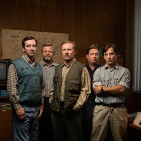 Seriál Devadesátky: Poslední dekáda 20. století zastihla policii lehce nepřipravenou a zaskočenou. Proto se potřebuje rychle zorientovat v nových časech a zjistit, jak se dostat na kobylku zločincům, kteří se neštítí ničeho. Jak si s tím vším poradí detektivové z pražského 1. oddělení?