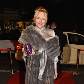 Premiéru filmu Karel si paní Dagmar nenechala ujít v opulentním kožešinovém šálu, saténové halence, dlouhé krajkové sukni a fialových doplňcích v podobě lodiček a psaníčka. Vlasy ozdobila výraznou čelenkou, která budí dojem královské romance.